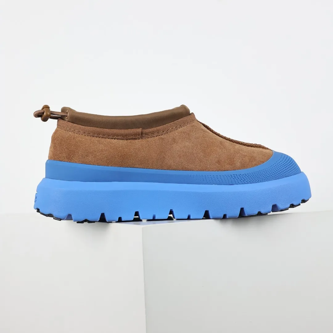 Pick up locally 💰620 Core recommendation Good price Cashmere insoles are a very suitable choice for keeping warm in winter and at home. In the new year, uug launched a series of styles, which are partial to the preferences of young consumers and have also moved to the forefront of fashion trends. Shoe body material Water-repellent coated suede upper 17mm UGGPURE™ implanted wool insole Lightweight non-slip comfortable rubber outsole With brand LOGO Trademark Comes with a full set of packaging Size: 35 36 37 38 39 40 41 42 43 44